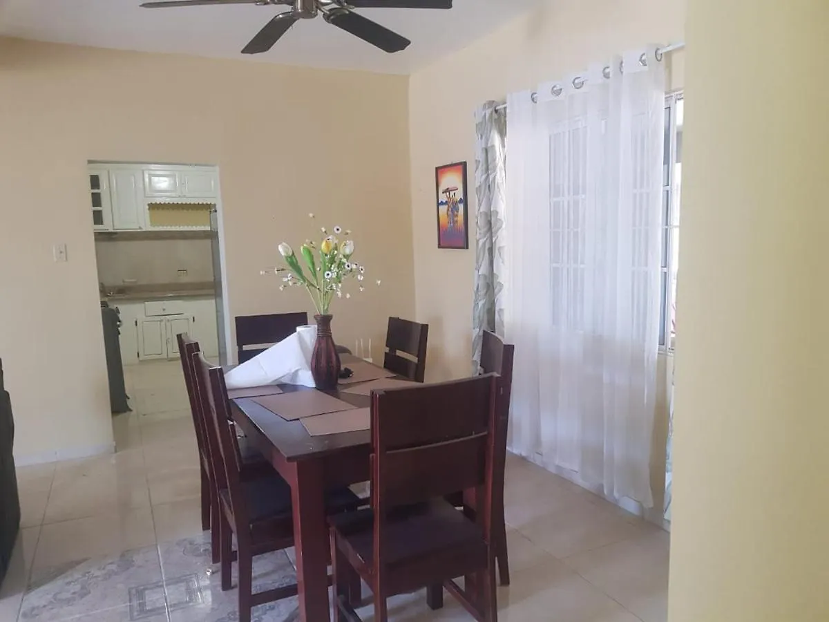 Veneshia'S Coral Gardens Holiday home